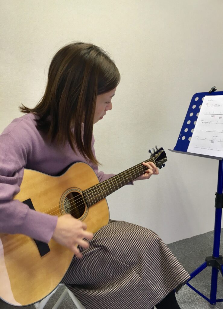 アコギ演奏女性1